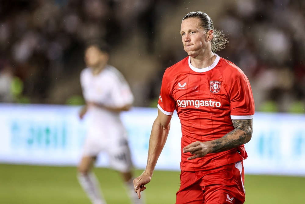 Wout Weghorst im Trikot von Twente bei einem Conference-League-Spiel in Baku im August 2026