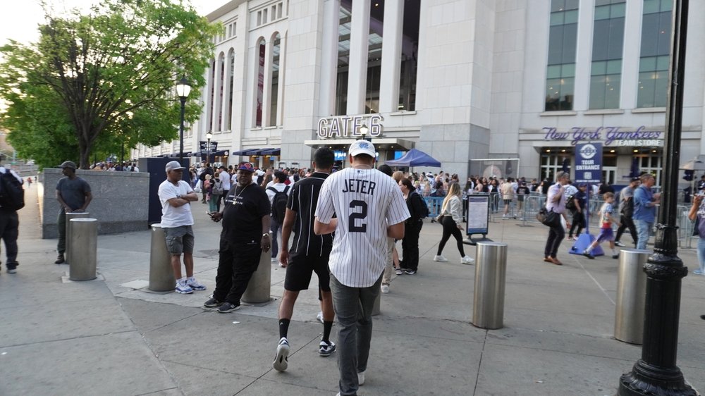 Fans vor dem Yankee Stadium in New York am Spieltag, Spielort von Yankees gegen Rays in ALDS Spiel 3