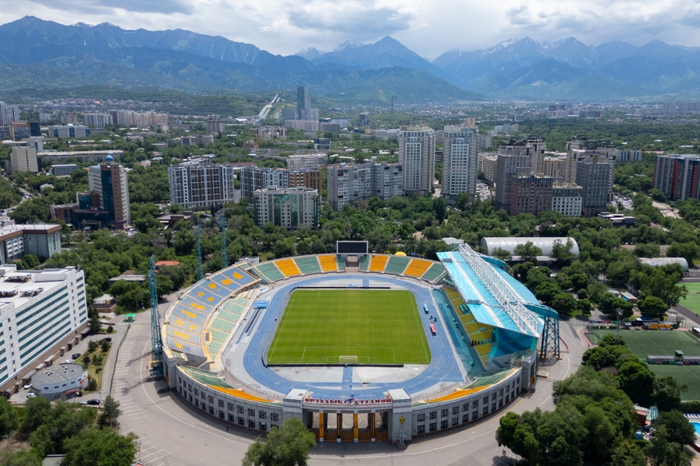 Zentralstadion Almaty aus der Luft vor den Bergen des Tian Shan, Spielort von Kairat Almaty gegen Panathinaikos