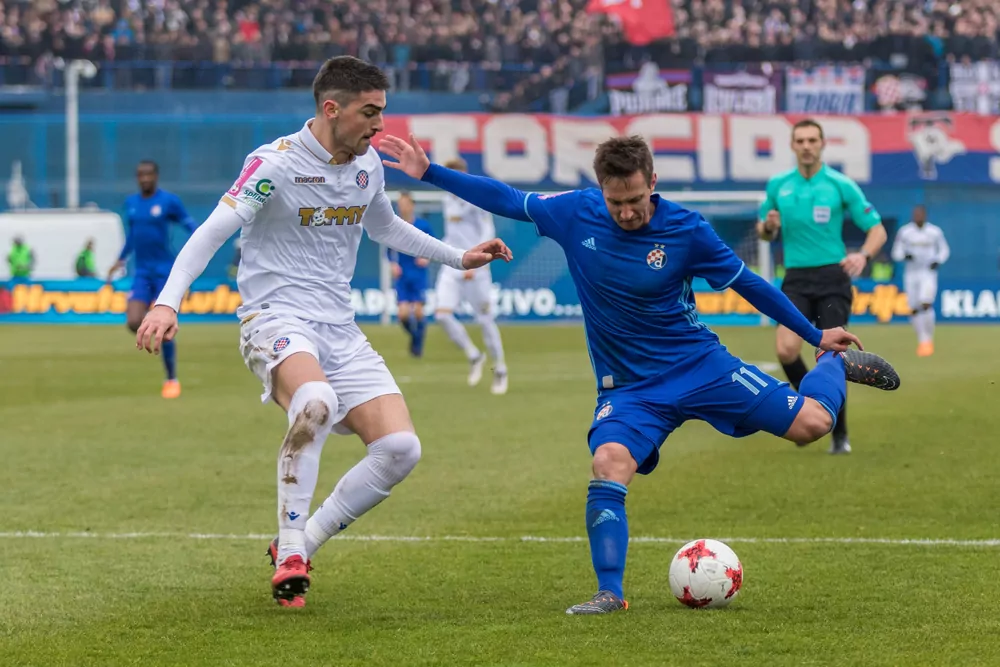 Spiel der ersten kroatischen Fußballliga zwischen GNK Dinamo und HNK Hajduk. Spieler in Aktion