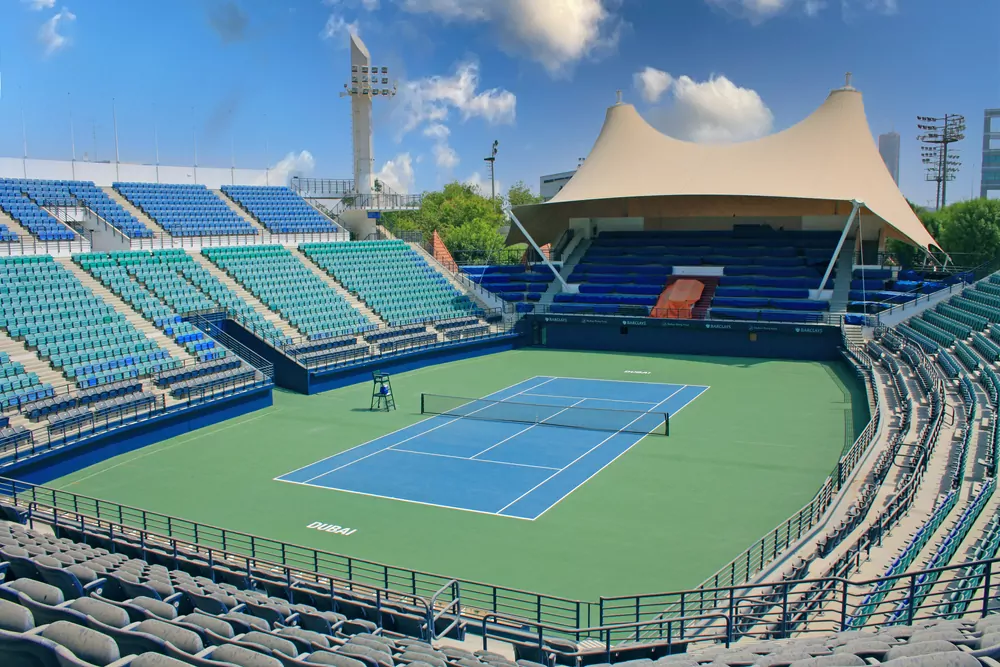 Tennisstadion in Dubai vor einem Turnier der Tour