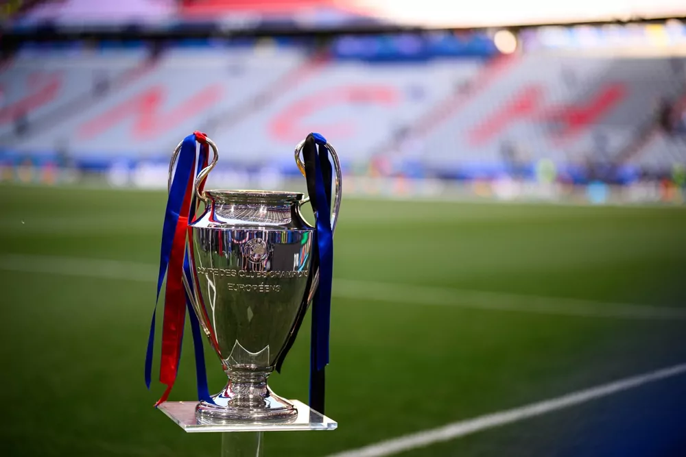 Champions League Trophäe als Symbol für Wetten auf den europäischen Wettbewerb