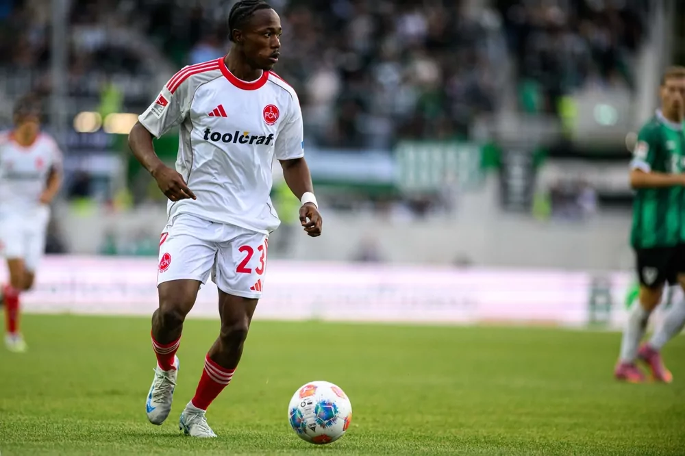 Mohamed Zoma im Trikot des 1. FC Nürnberg am Ball