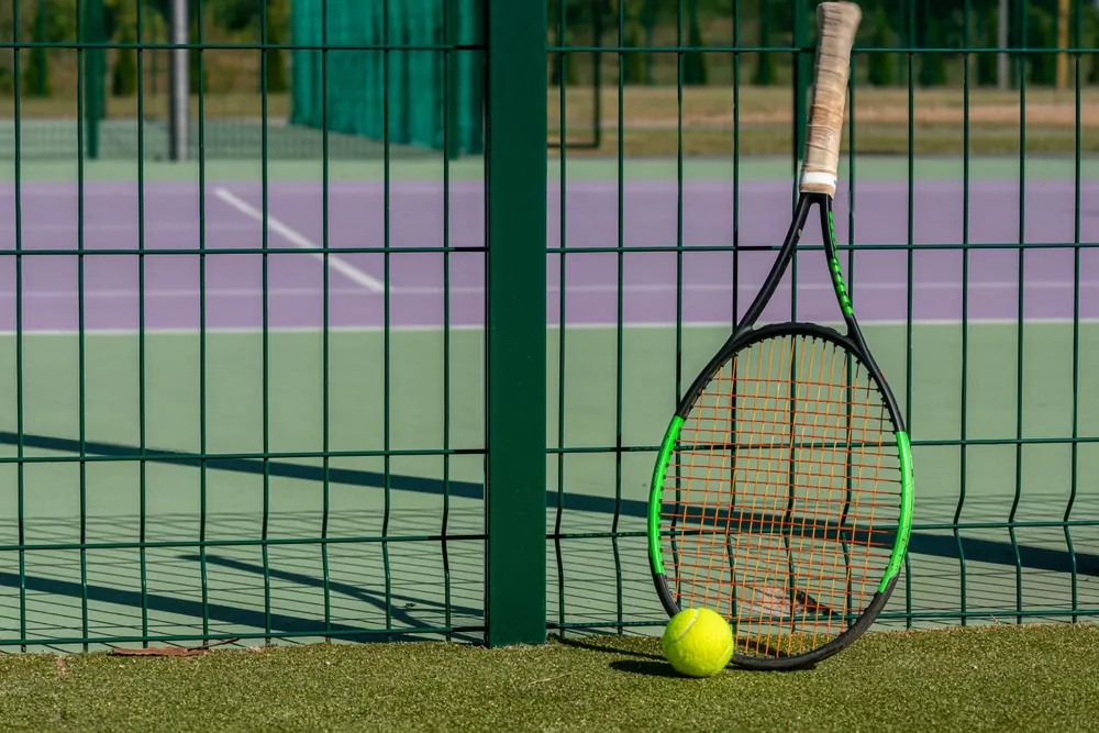 Tennisbälle auf dem Platz als Motiv für Tennis Wetten