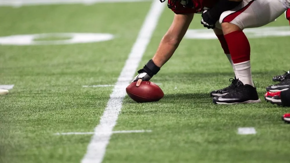 Offensive Line an der Line of Scrimmage vor dem NFL-Sonntag Patriots gegen Steelers