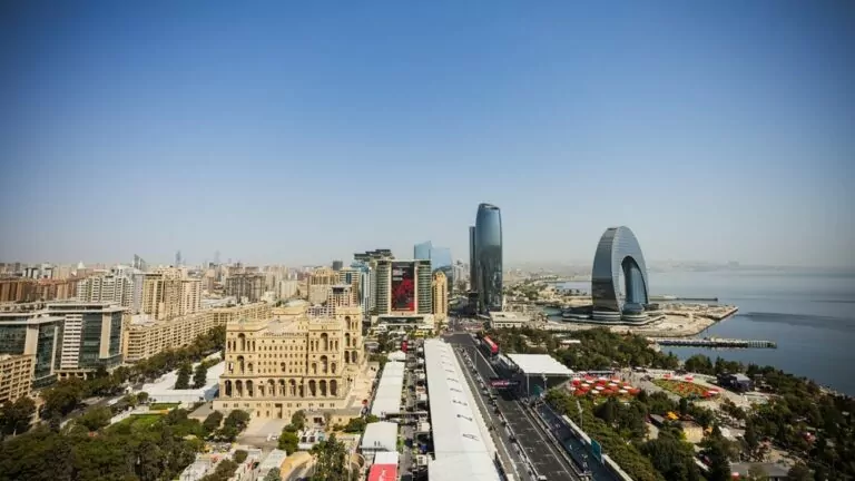 Formel 1 Baku 2026 live im TV & Stream: Sender, Zeitplan & Startzeiten (24. bis 26.09.)