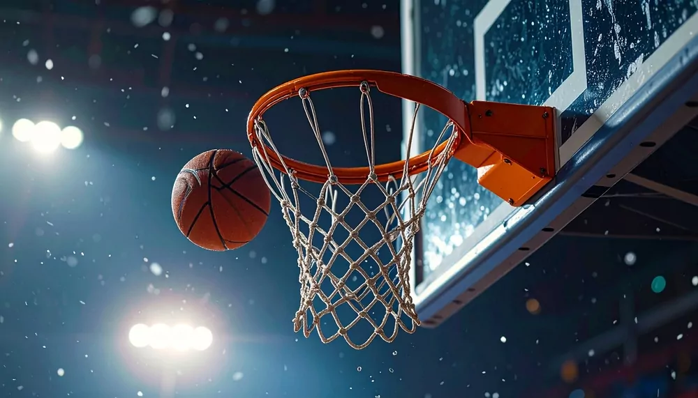 Ball kurz vor dem Korb in einer voll besetzten Halle