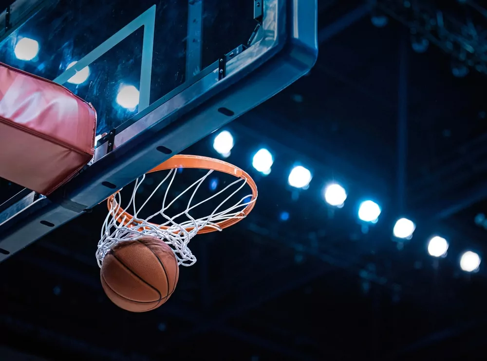 Ball fällt durch das Netz eines Basketballkorbs