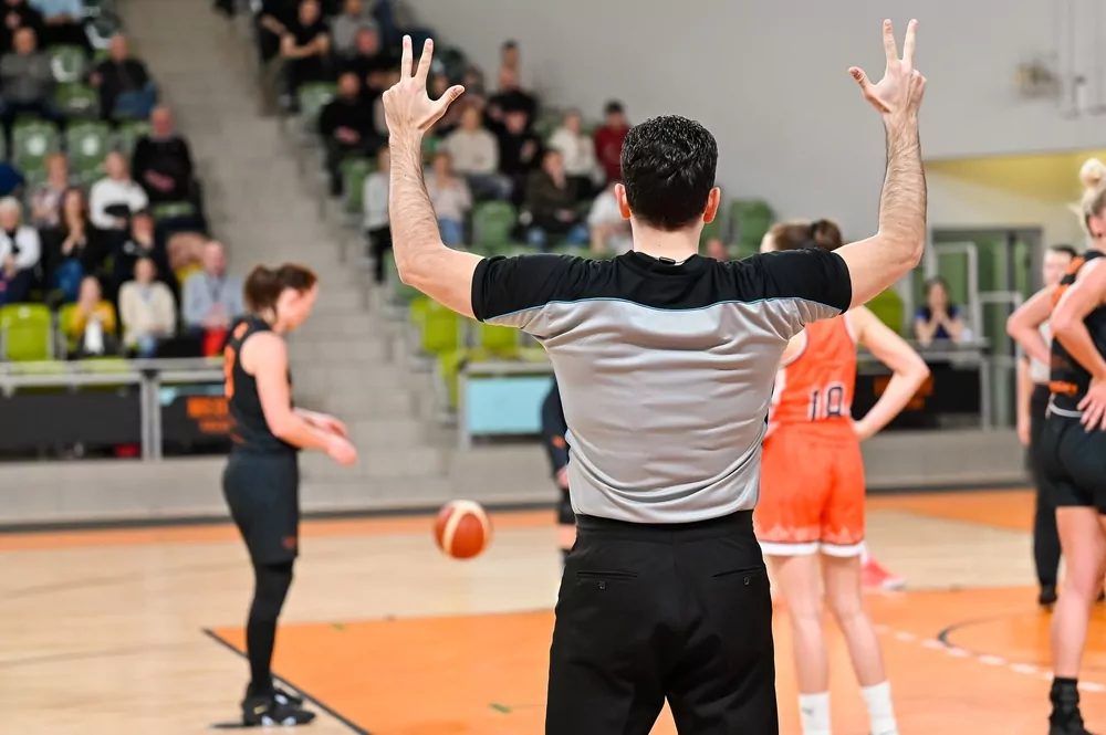 Schiedsrichter zeigt Freiwürfe bei einem Basketballspiel an