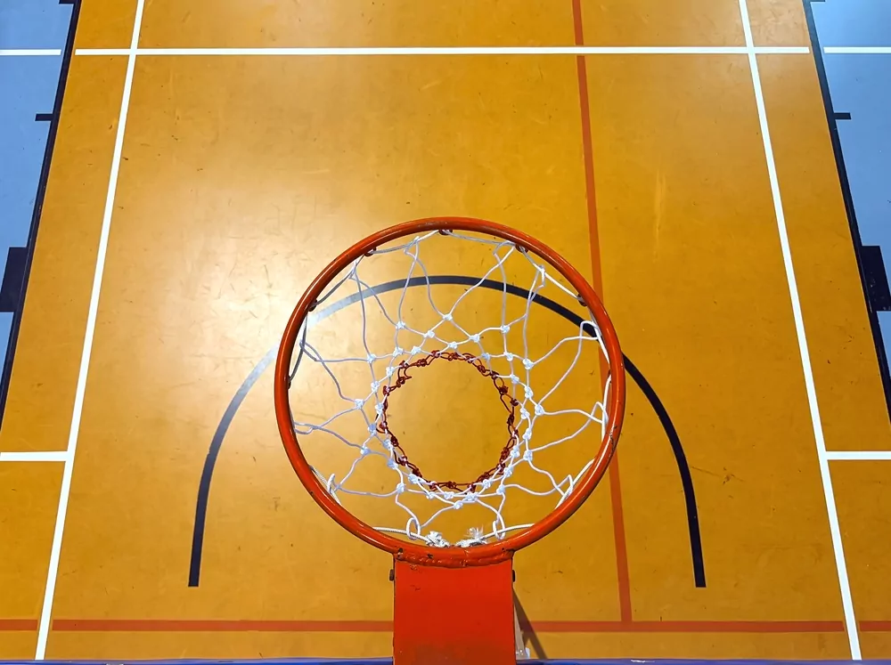 Basketballkorb und Spielfeld mit Linien von oben
