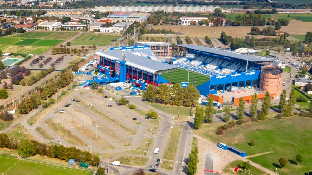 Luftbild des Mapei Stadium in Reggio Emilia, Spielort von Sassuolo Calcio gegen AC Mailand