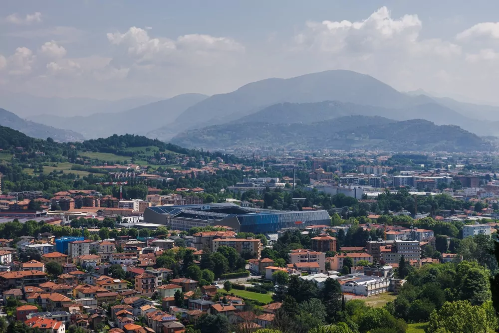 Blick über Bergamo auf die New Balance Arena, Spielort von Atalanta Bergamo gegen FC Venedig