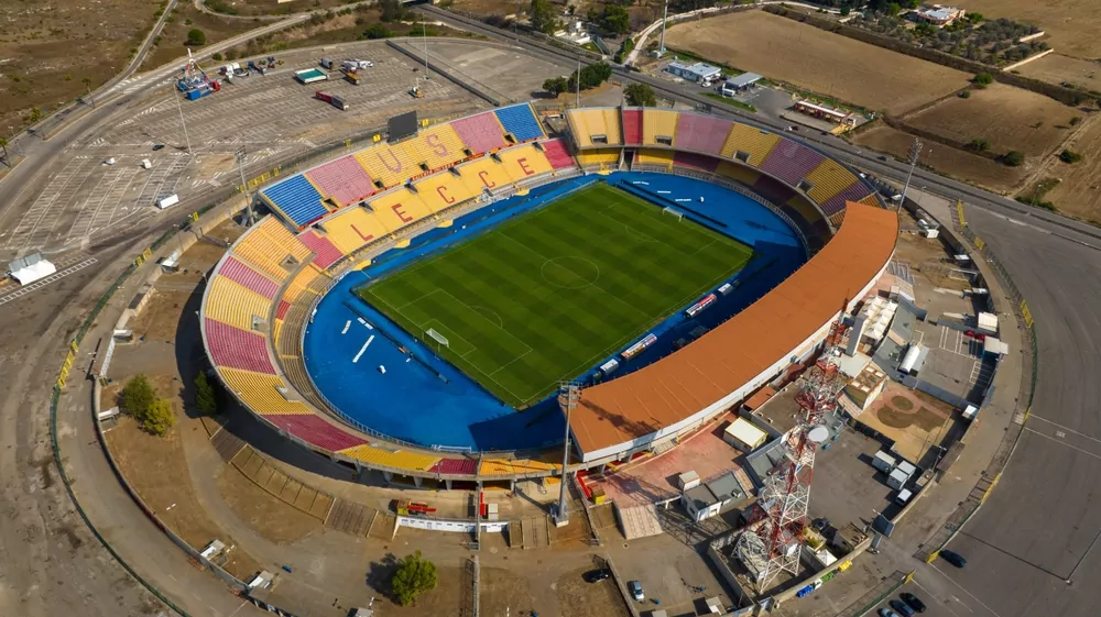 Luftbild des Stadio Via del Mare, wo die US Lecce den FC Bologna empfängt