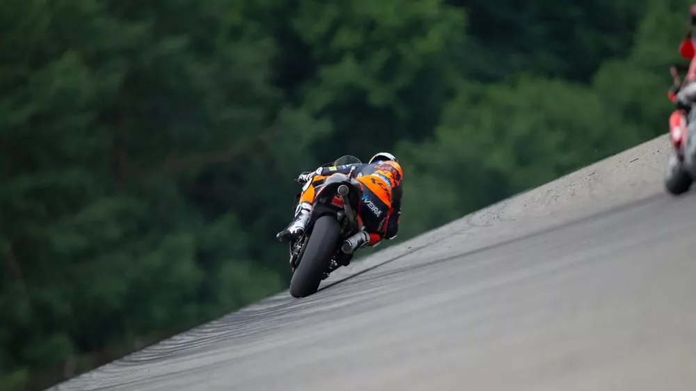 MotoGP-Fahrer in Schräglage, bei dem jeder Zentimeter Reifen zählt