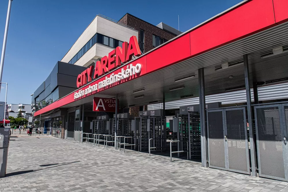 Eingang des Anton-Malatinský-Stadions in Trnava, Ausweichspielort der Ukraine gegen Nordirland