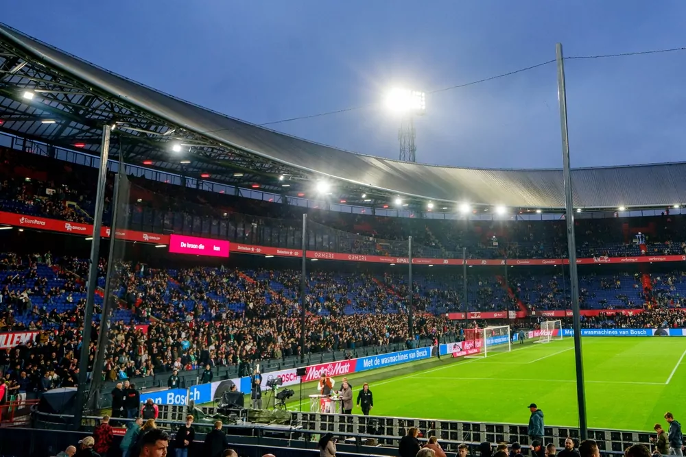 Flutlicht über De Kuip, wo Feyenoord Rotterdam den AZ Alkmaar empfängt