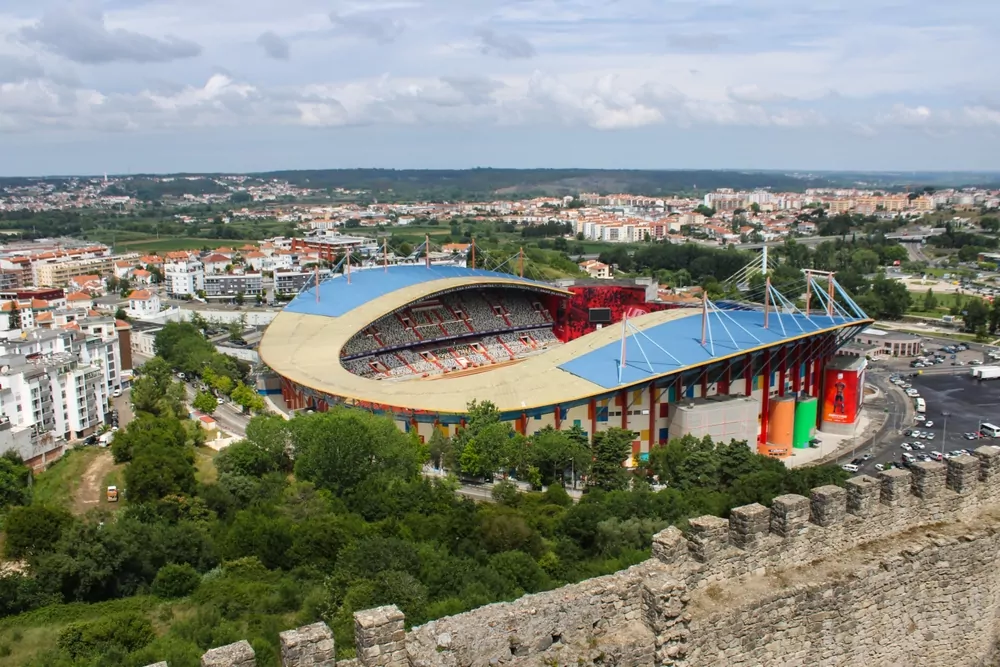 Estádio Dr. Magalhães Pessoa in Leiria vom Burgberg aus, Ausweichspielort von Torreense gegen Sunderland