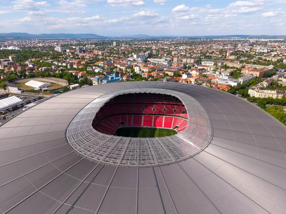 Luftbild der Puskás Aréna in Budapest, Spielort von Ungarn gegen Georgien
